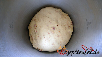 Sichtbare Baconstücke im Teig