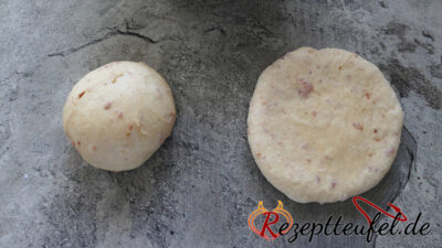 Die geformte Teigkugel flach drücken