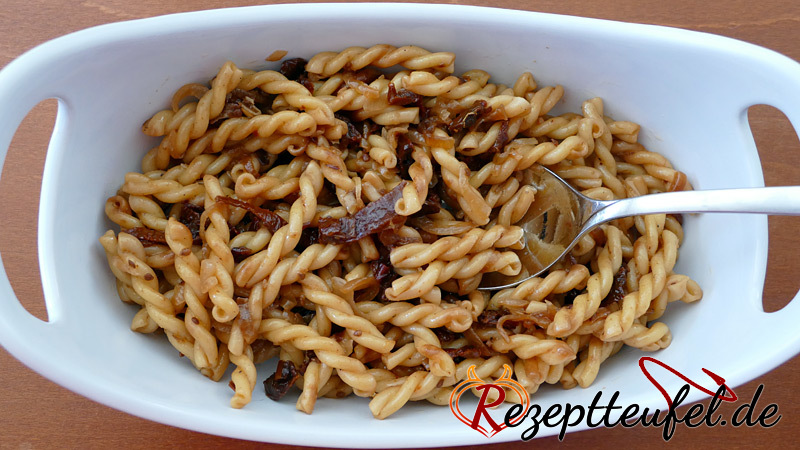 Nudelsalat mit eingelegten Tomaten