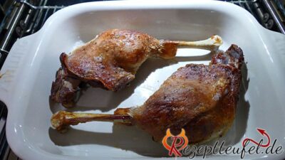 Gegarte Gänsekeulen in einer Auflaufform damit die Haut knusprig wird