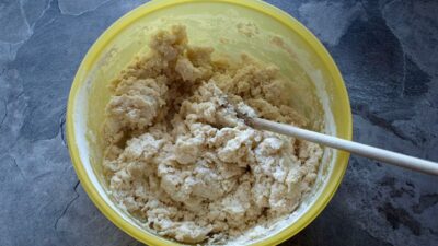 Die Zutaten für den Teig erst mit einem Kochlöffel vermengen.
