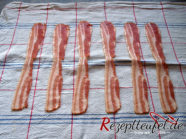 Auf ein sauberes Geschirrtuch werden 6 Scheiben Bacon gelegt. Den Abstand so halten, dass in jede Lücke noch 1 Scheibe Bacon passt.