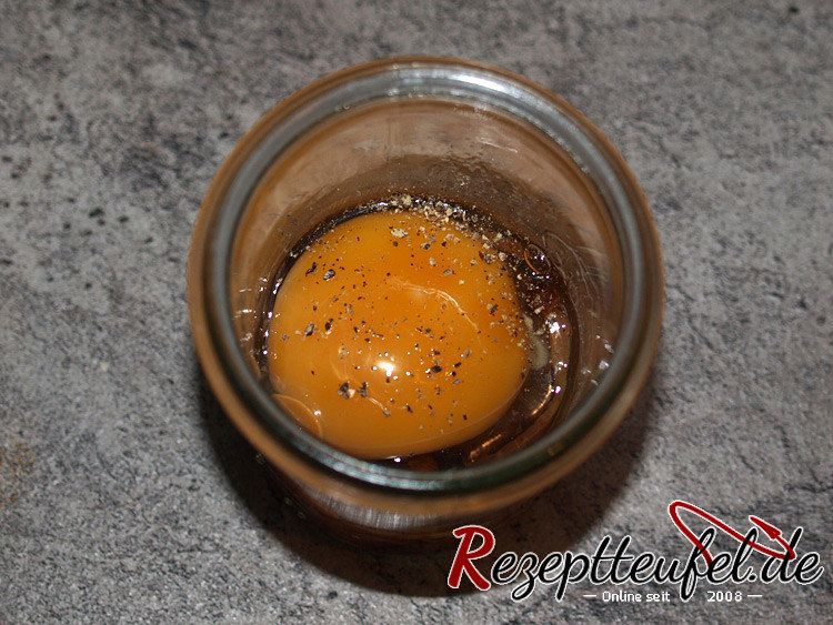 Das Ei im Glas mit Pfeffer bestreut