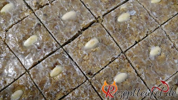 Die ausgekühlte Lebkuchenplatte in in Stücke geschnitten