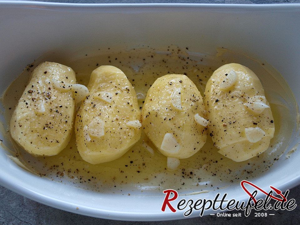 Vorbereitete Kartoffeln mit Knoblauch