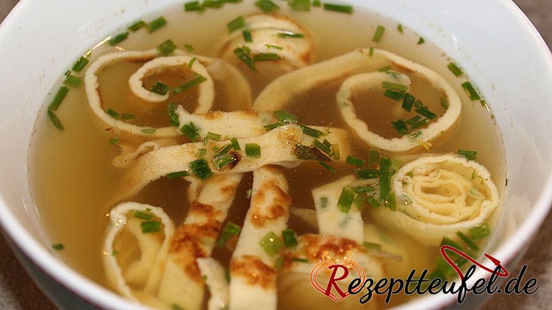 Flädlesuppe - Rezept für Rindersuppe mit Pfannkuchenstreifen