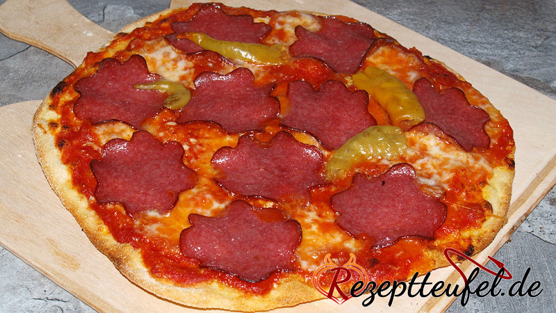 Herzhafte Salamipizza