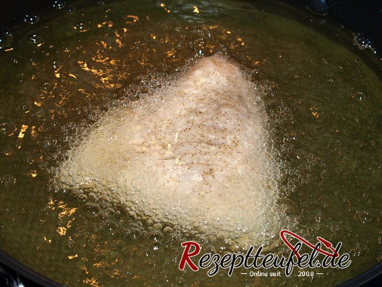 Das mehlierte Karpfenfilet wird in viel heißem Fett ausgebacken