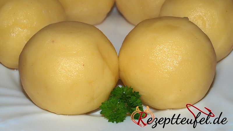 Kartoffelknödel aus gekochten Kartoffeln