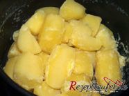 Die geschälten mehligen Kartoffeln kochen und abdämpfen