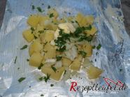Kartoffelwürfel mit den Zutaten auf Alufolie