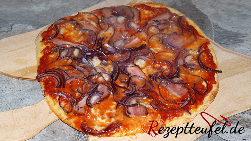 Pizza Rustica mit Speck und roten Zwiebeln