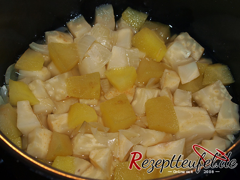 Sellerie, Apfel und Schalotte in gesalzenem Wasser kochen