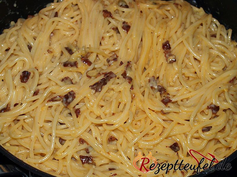 Alle Zutaten in einer Pfanne vermengen - fertige Spaghetti Carbonara