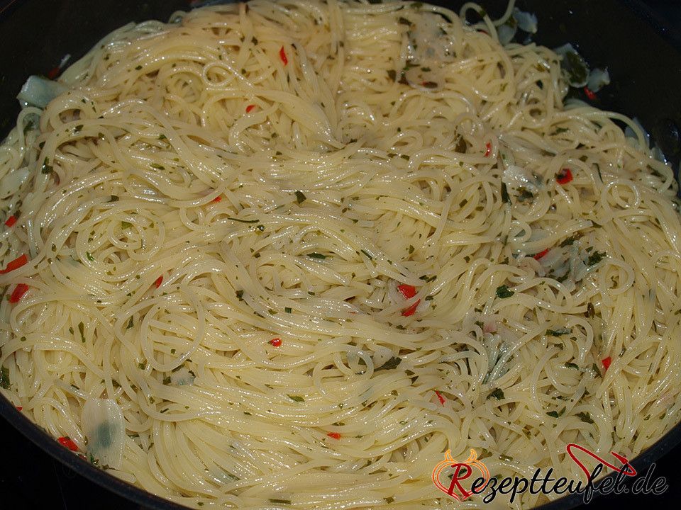 Die Spaghetti mit dem Öl vermengen