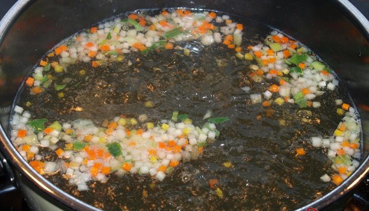 Spargelbrühe mit Suppengrün