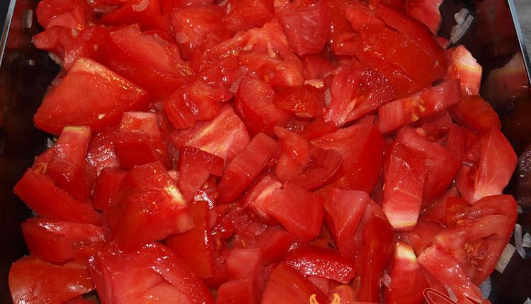 Die geschnittenen Tomaten hinzufügen
