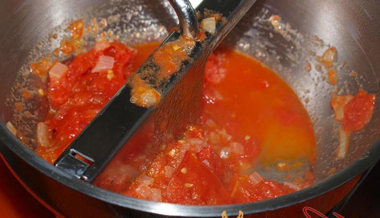 Grundrezept für Tomatensoße aus frischen Tomaten - Rezeptteufel